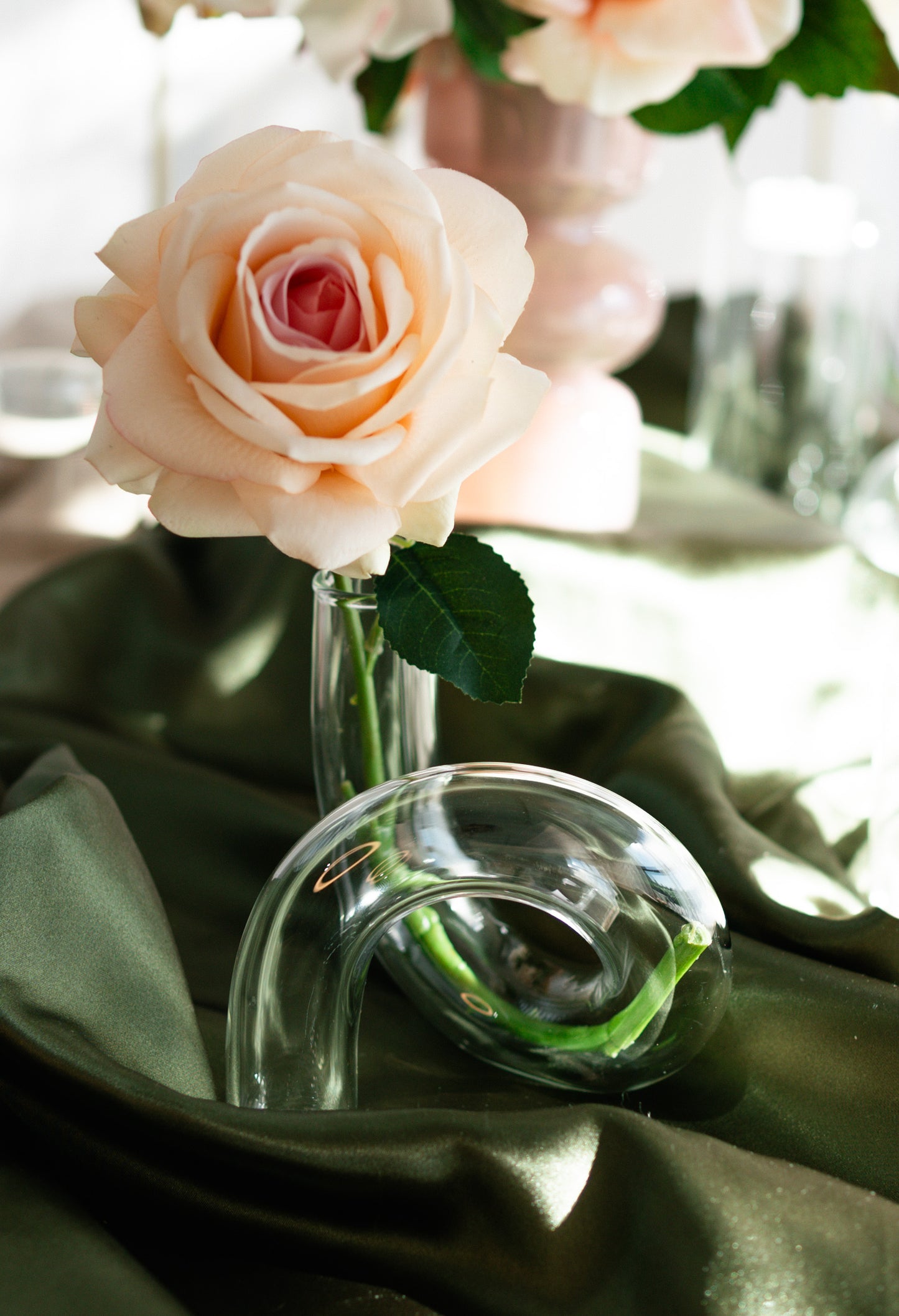 Flora Single Bloom Loop Vase – Elegant Glassware for Weddings