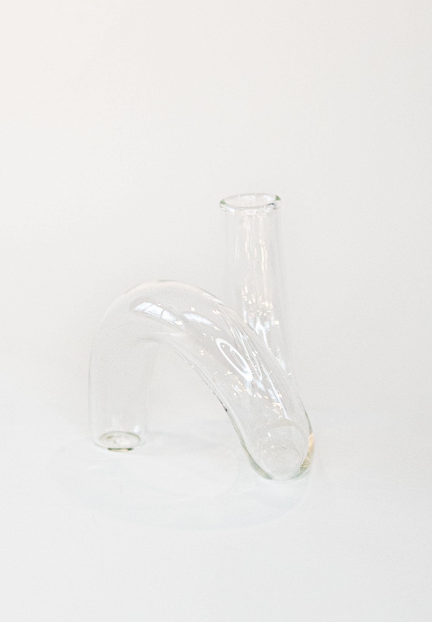 Flora Single Bloom Loop Vase – Elegant Glassware for Weddings