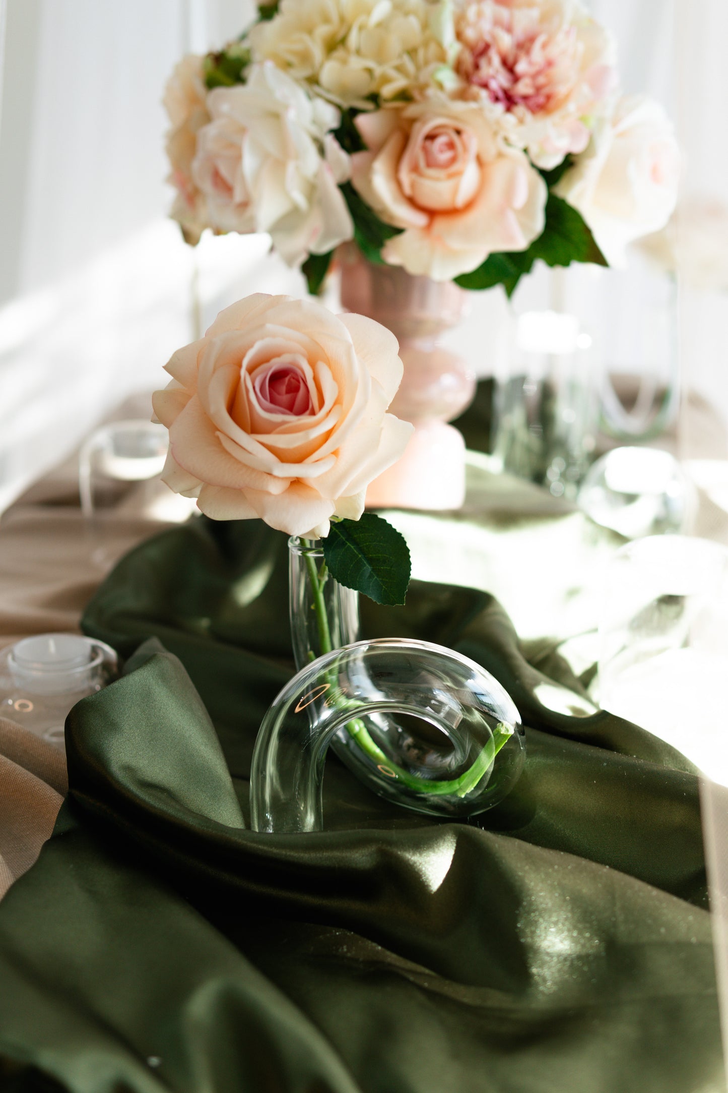 Flora Single Bloom Loop Vase – Elegant Glassware for Weddings