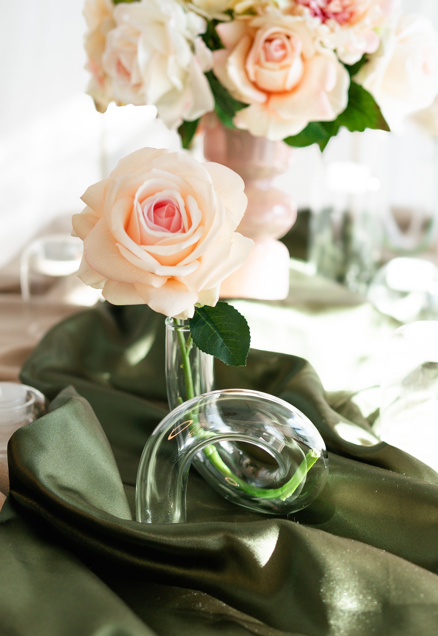 Flora Single Bloom Loop Vase – Elegant Glassware for Weddings