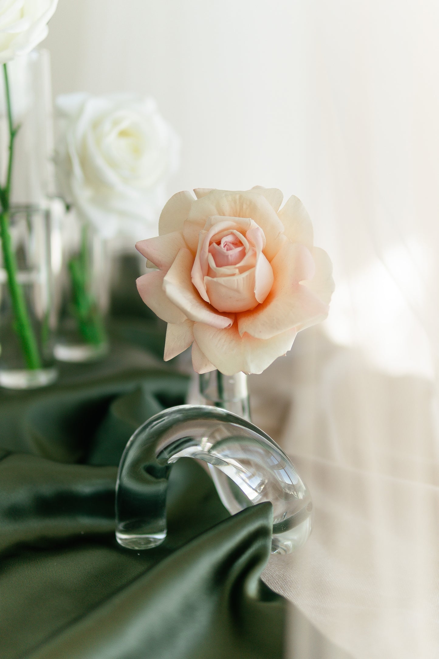 Flora Single Bloom Loop Vase – Elegant Glassware for Weddings